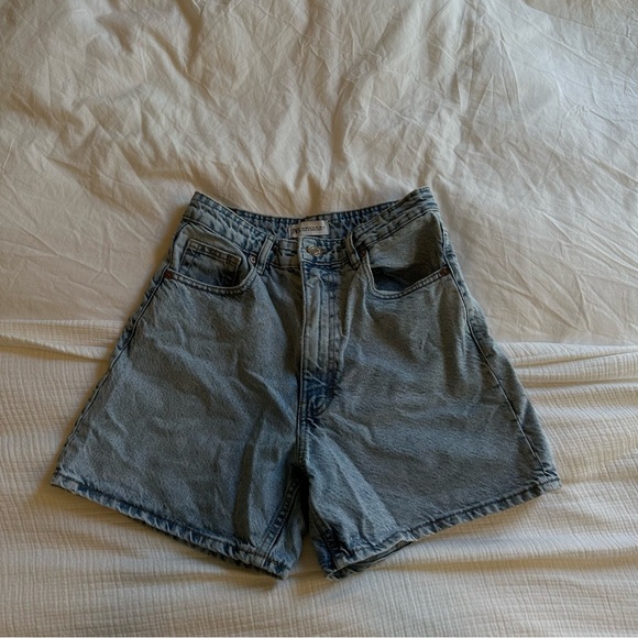 Zara Women's High-Waisted Mom Denim Jean Shorts Size 6 Medium Wash Blue - Picture 1 of 6